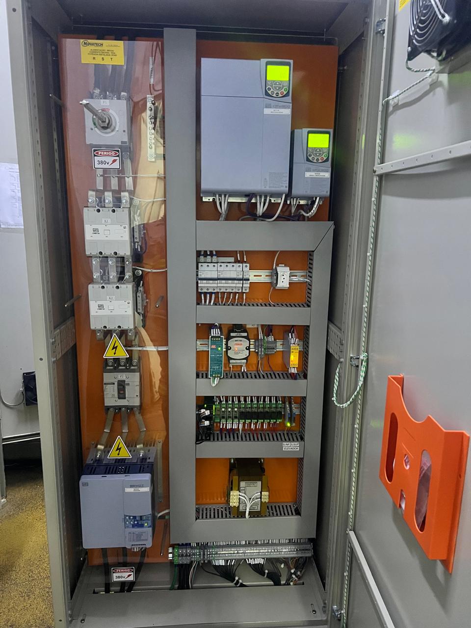 Montagem de painéis elétricos
