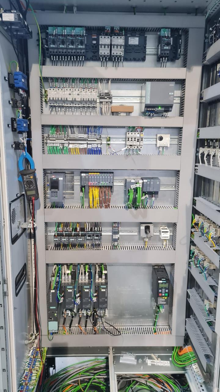 Montagem de painéis elétricos